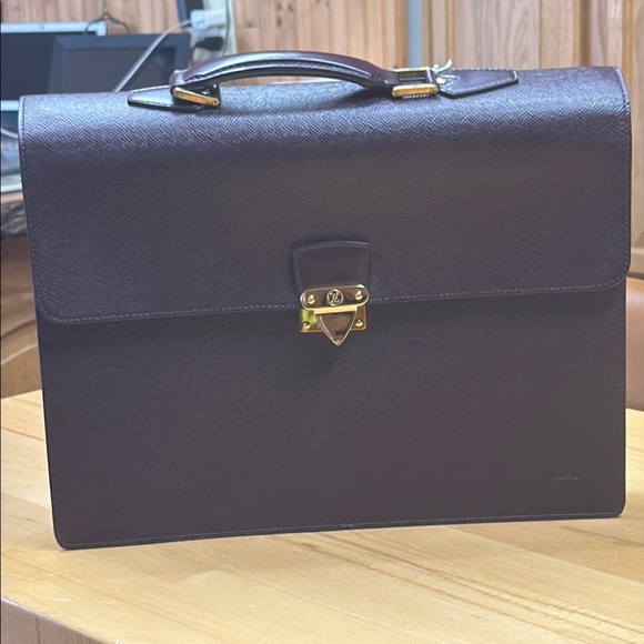 Louis Vuitton Brown Leather envelope Briefcase with Gold Clasp - Picture 16 of 16